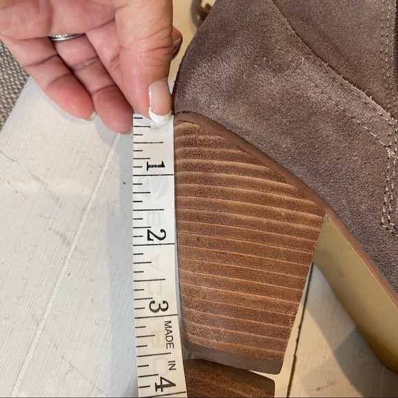 Steve Madden Tasseled Fringe Ohio Ankle Boots Suede Leather Taupe Size 7.5 - Picture 7 of 11